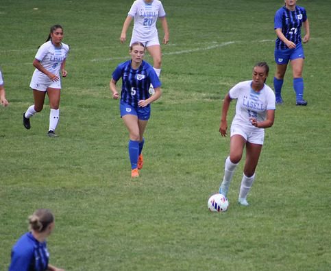 Taylor Thompson dribbling the ball against Saint Joseph's (Conn.).